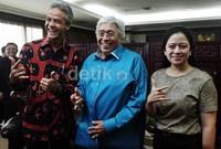 Ganjar menemui Taufiq Kiemas dan Puan Maharani di gedung DPR. Saat bertemu, mereka tampak akrab dan saling berkelakar.