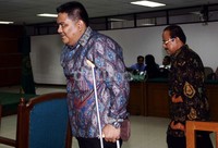 Zulkarnaen dan Dendy meninggalkan ruang sidang. Lamhot Aritonang/detikFoto.