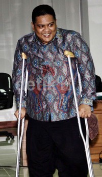 Dengan menggunakan tongkat, Dendy berjalan meninggalkan Pengadilan Tipikor, Jakarta. Lamhot Aritonang/detikFoto.