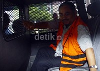 Luthfi Hasan keluar dari mobil tahanan yang membawanya. Lamhot Aritonang/detikFoto.
