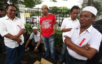 Sejak pagi Kiwil telah berada di halaman PN Jakarta Barat untuk memberikan dukungan moril kepada Hercules.