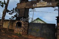 Lokasi hiburan keluarga polisi yang dinas di Raja Ampat berada di kawasan distrik Tempat Garam, Sorong, itu terlihat mangkrak tak terawat. Pintu gerbang tertutup rapat. Bahkan tulisan di atas gerbang ditutup kain.