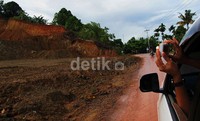 Tak hanya itu, tak jauh dari dua unit usaha keluarga polisi itu terdapat bukit yang cukup luas. Menurut warga, bukit itu milik keluarga Labora Sitorus.