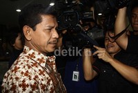 Ia tidak banyak memberikan jawaban saat wartawan mencecarnya dengan pertanyaan. Lamhot Aritonang/detikFoto.
