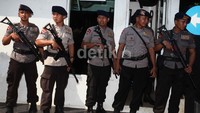 Ratusan polisi dengan senjata lengkap disiagakan di PN Jakarta Barat.