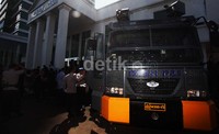 Sebuah Water Canon juga disiagakan di lokasi.