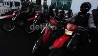 Puluhan motor Brimob terparkir di halaman PN Jakarta Barat.