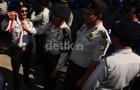 Seorang polisi menunjukkan jimat yang didapat dari penggeledahan para pendukung Hercules.