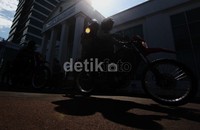 Sebelumnya Hercules dan 50 anak buahnya diringkus oleh aparat gabungan Polrestro Jakarta Barat dan Polda Metro Jaya di kawasan ruko di Srengseng, Kembangan, Jakarta Barat pada 8 Maret 2013 lalu. Penangkapan dilakukan karena banyaknya laporan warga yang sudah merasa resah dengan praktik premanisme Hercules dan anak buahnya.