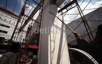 Para pekerja merampungkan beberapa instalasi ruangan pamer di tengah hall JIEXPO.