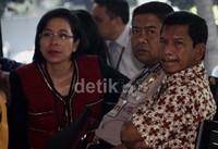 Teddy sebelum diperiksa sempat duduk bareng dengan Legimo yang juga diperiksa KPK. Lamhot Aritonang/detikFoto.
