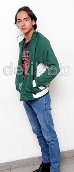 Gaya Santai Adipati Dolken