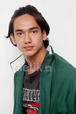 Gaya Santai Adipati Dolken