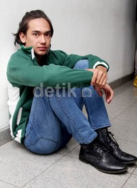 Gaya casual Adipati. Gus Mun/detikHOT.