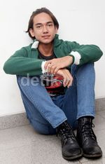 Gaya Santai Adipati Dolken