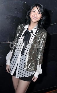 Sherina tampil mengenakan kemeja motif polkadot yang dipadukan dengan luaran 'bling bling'. Noel/detikHOT.