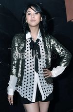 Sherina Tampil Bling Bling