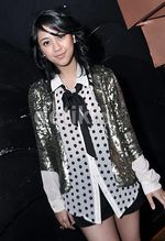 Sherina Tampil Bling Bling