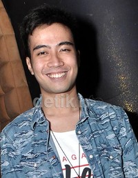 Vidi tersenyum lebar. Noel/detikHOT.