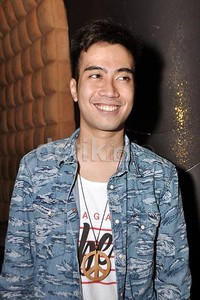 Vidi tampil mengenakan kaus putih yang dipadukan dengan kemeja motif army. Noel/detikHOT.