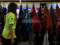 Beragam kulit hewan ini dioleh menjadi tas, gesper, dompet dan masih banyak lagi.