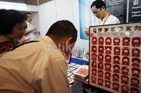 Pengunjung melihat-lihat produk yang dipamerkan.