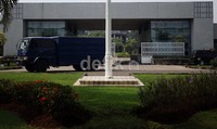 Sesekali, terlihat puluhan mobil besar berwarna biru miliki Bank Indonesia (BI) memasuki area pabrik. Mobil ini secara rutin dan terjadwal mengambil uang kertas dan logam serta mengantarkan bahan baku kertas uang untuk dicetak di area percetakan milik Peruri.