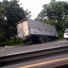 Truk Boks Tabrak Truk Fuso di Tol Km 17