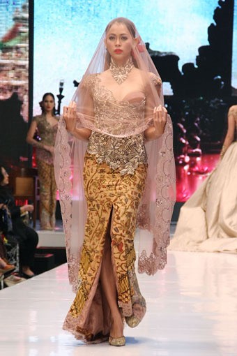 Jakarta, Indonesia - 17 Mei, Anne Avantie Ramli dalam Kenangan. Jakarta Fashion & Food Festival 2013 at Grand Ballroom Harris Hotel. Kelapa Gading. 17 Mei 2013. Jakarta. [Foto: Mohammad Abduh/Wolipop]