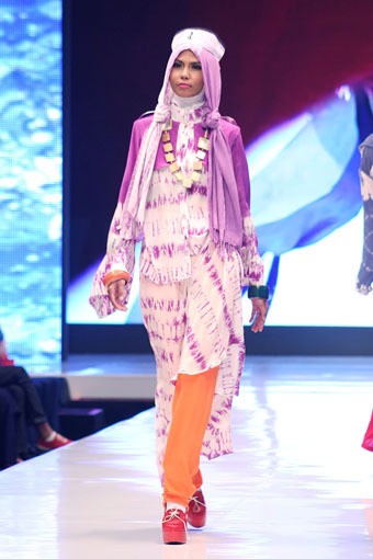 Jakarta, Indonesia - 17 Mei 2013. Dian Pelangi SAILORITA. Jakarta Fashion & Food Festival 2013 at Grand Ballroom Harris Hotel. Kelapa Gading. Jakarta. [Foto: Mohammad Abduh/Wolipop]