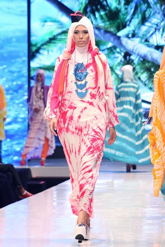 Jakarta, Indonesia - 17 Mei 2013. Dian Pelangi SAILORITA. Jakarta Fashion & Food Festival 2013 at Grand Ballroom Harris Hotel. Kelapa Gading. Jakarta. [Foto: Mohammad Abduh/Wolipop]