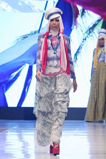 Jakarta, Indonesia - 17 Mei 2013. Dian Pelangi SAILORITA. Jakarta Fashion & Food Festival 2013 at Grand Ballroom Harris Hotel. Kelapa Gading. Jakarta. [Foto: Mohammad Abduh/Wolipop]