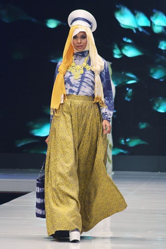 Jakarta, Indonesia - 17 Mei 2013. Dian Pelangi SAILORITA. Jakarta Fashion & Food Festival 2013 at Grand Ballroom Harris Hotel. Kelapa Gading. Jakarta. [Foto: Mohammad Abduh/Wolipop]