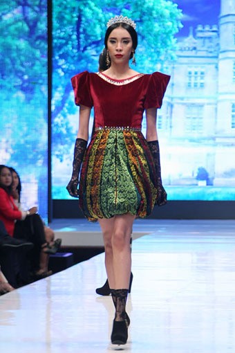 Jakarta, Indonesia - 17 Mei 2013. Defrico Audy Classic Blossom. Jakarta Fashion & Food Festival 2013 at Grand Ballroom Harris Hotel. Kelapa Gading. Jakarta. [Foto: Mohammad Abduh/Wolipop]