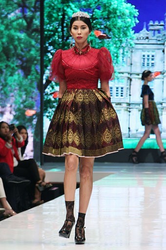 Jakarta, Indonesia - 17 Mei 2013. Defrico Audy Classic Blossom. Jakarta Fashion & Food Festival 2013 at Grand Ballroom Harris Hotel. Kelapa Gading. Jakarta. [Foto: Mohammad Abduh/Wolipop]