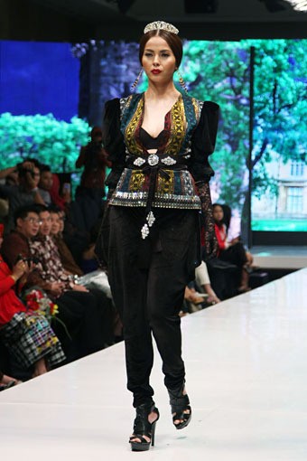 Jakarta, Indonesia - 17 Mei 2013. Defrico Audy Classic Blossom. Jakarta Fashion & Food Festival 2013 at Grand Ballroom Harris Hotel. Kelapa Gading. Jakarta. [Foto: Mohammad Abduh/Wolipop]