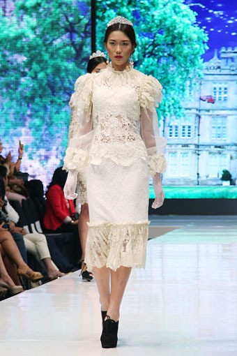 Jakarta, Indonesia - 17 Mei 2013. Defrico Audy Classic Blossom. Jakarta Fashion & Food Festival 2013 at Grand Ballroom Harris Hotel. Kelapa Gading. Jakarta. [Foto: Mohammad Abduh/Wolipop]