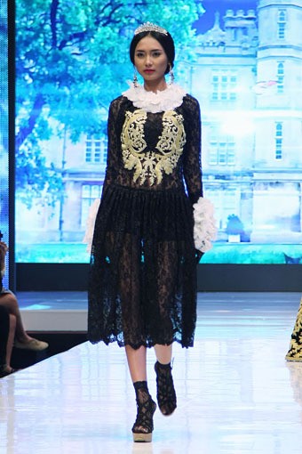 Jakarta, Indonesia - 17 Mei 2013. Defrico Audy Classic Blossom. Jakarta Fashion & Food Festival 2013 at Grand Ballroom Harris Hotel. Kelapa Gading. Jakarta. [Foto: Mohammad Abduh/Wolipop]