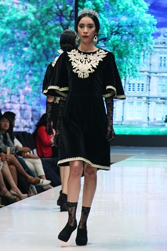 Jakarta, Indonesia - 17 Mei 2013. Defrico Audy Classic Blossom. Jakarta Fashion & Food Festival 2013 at Grand Ballroom Harris Hotel. Kelapa Gading. Jakarta. [Foto: Mohammad Abduh/Wolipop]