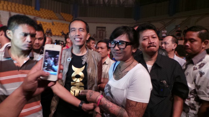 Kenakan Jaket Kulit, Jokowi Ikut Nonton Arkarna