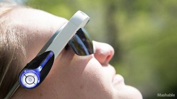 Bluetooth earpiece di atas tampaknya cukup keren jika dipasangkan di Google Glass.
