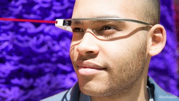 Tiba-tiba harus melakukan presentasi di depan klien kala memakai Google Glass? Cukup sorotkan laser pointer ini langsung dari kacamata tersebut.