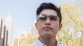 Tidak perlu takut kehujanan jika memakai kaca tambahan yang satu ini di Google Glass. Sebab sudah dipasangi semacam wiper untuk mengusir air.