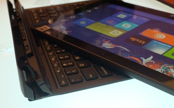     Di dalamnya, Helix memakai Intel Core Generasi ke-3 full function dengan vPro. Daya tahan baterainya diklaim bisa bertahan 10 jam untuk bekerja dan bermain penuh.