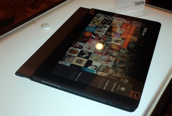     Selain bisa dilepaskan dari portnya untuk dijadikan tablet terpisah, bagian layarnya juga bisa dilipat ke bawah untuk memakainya sebagai tablet sekaligus mempertahankan dasarnya agar terhubungkan untuk port tambahan dan konektivitas.