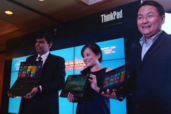 Hadir dalam acara peluncuran ketiga produk tersebut di Shangri-la Hotel, Jakarta Pusat adalah Rajesh Thadani, Country General Manager PT Lenovo Indonesia (kiri), Direktur Small Business Medium PT Lenovo Indonesia, Irene Santosa (tengah) dan Sandy Lumy selaku Chief Operating Officer PT Lenovo Indonesia (kanan).