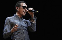 Ini dia Chester Bennington yang tampil memukau. Reuters/Mario Anzuoni.