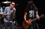 Aksi Panggung Enerjik Chester Bennington