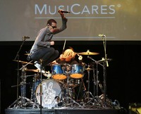 Vokalis kelahiran Arizona, Amerika Serikat 37 tahun silam ini, terlihat melompat di atas panggung. Reuters/Mario Anzuoni.