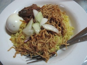 Sarapan Maknyuss di Ternate, Nasi Kuning Ikang Telur
